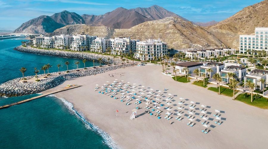 All-Inc Beachfront Fujairah Hideaway, w. Transfers + Flights